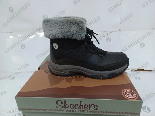 BOXED SKECHERS BLACK CUFFED BOOTS- SIZE 4 