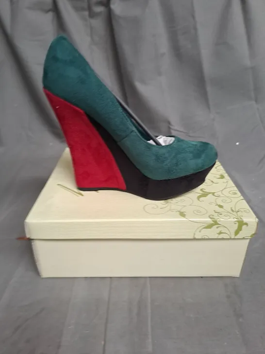 BOXED LOT OF APPROX. 14 PAIRS OF LADIES SHOES. VARIOUS SIZES, STYLES AND COLOURS