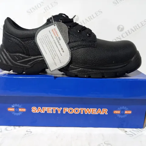 BOXED PAIR OF PRO MAN CHUKKA SAFETY SHOES IN BLACK UK SIZE 12