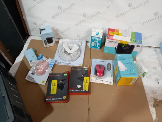 LOT OF APPROXIMATELY 10 ASSORTED ELECTRICAL ITEMS TO INCLUDE POLAROID DAB+ RADIO, BLACKWEB HDMI SELECTOR, ONN MOUSE ETC