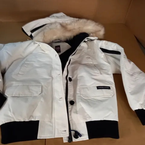 CANADA GOOSE WHITE PADDED COAT - SIZE UNSPECIFIED