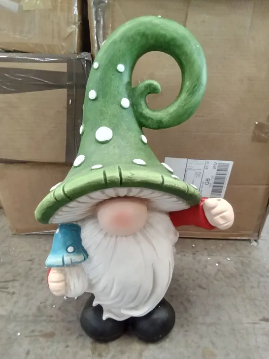 BOXED GARDEN GNOME FIGURE WITH LANTERN 