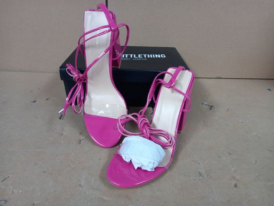 BOXED PAIR OF DESIGNER HEELS IN PINK SIZE 9