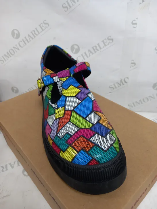 BOXED PAIR OF ADESSO ABSTRACT MULTICOLOURED PRINT SHOES SIZE 6