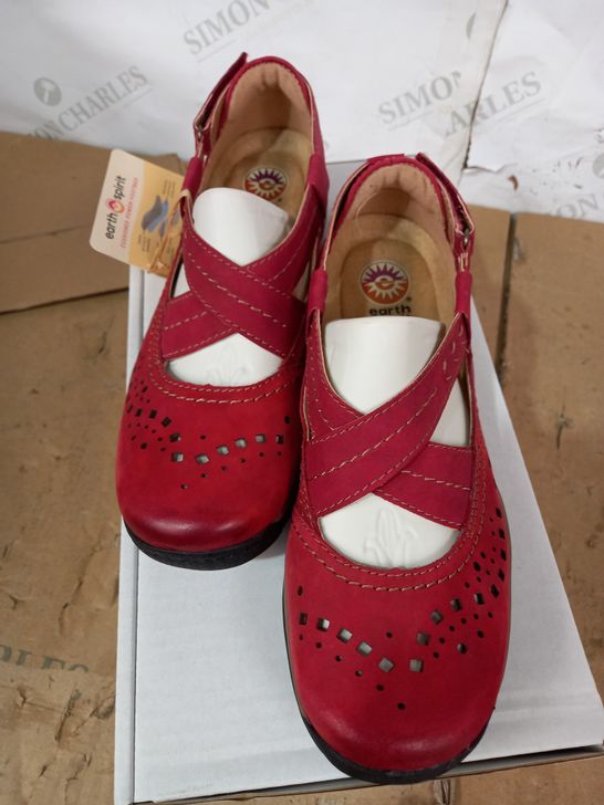 BOXED PAIR OF EARTH SPRINT LITTLETON SHOE IN RED, UK SIZE 3