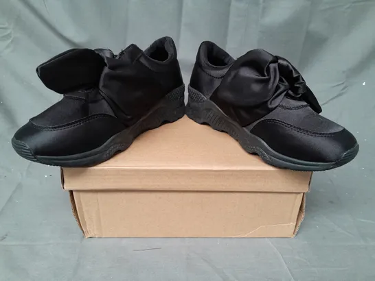BOX OF APPROXIMATELY 12 PAIRS OF DESIGNER SHOES IN BLACK W. SATIN EFFECT STRAP IN VARIOUS SIZES