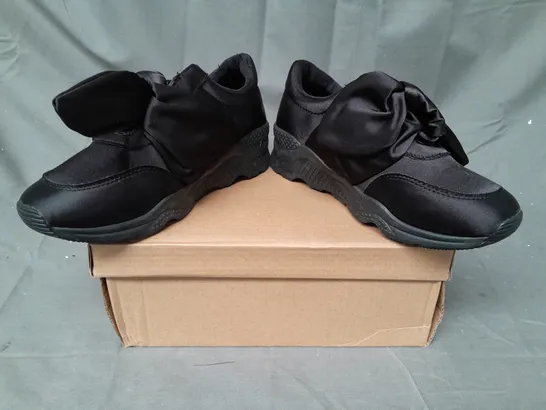 BOX OF APPROXIMATELY 10 PAIRS OF DESIGNER SHOES IN BLACK W. SATIN EFFECT STRAP IN VARIOUS SIZES