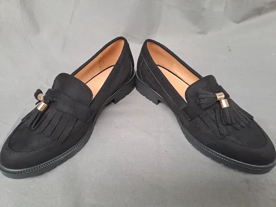 BOXED PAIR OF DESIGNER LOAFERS IN BLACK EU SIZE 39