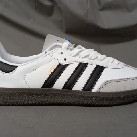 PAIR OF ADIDAS SAMBA SHOES IN WHITE/BLACK/STONE UK SIZE 5