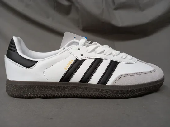 PAIR OF ADIDAS SAMBA SHOES IN WHITE/BLACK/STONE UK SIZE 5