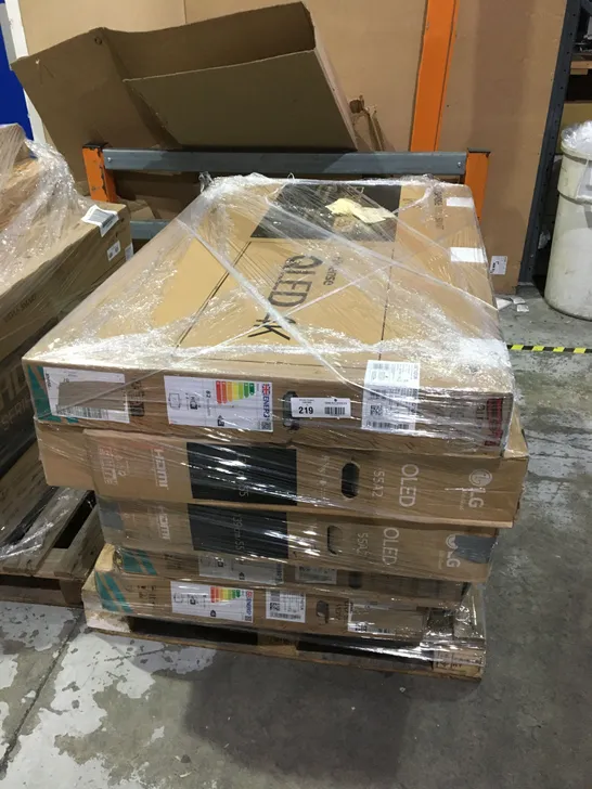 PALLET OF APPROXIMATELY 5 ASSORTED DAMAGED SCREEN TVS TO INCLUDE;