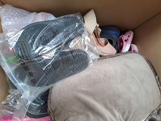 BOX OF APPROXIMATELY 15 ASSORTED PAIRS OF SHOES AND FOOTWEAR ITEMS IN VARIOUS STYLES AND SIZES TO INCLUDE ARCHIES, LILLEY, ETC