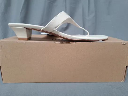 BOXED PAIR OF MNG LOW HEEL TOE-POST SANDALS IN CREAM UK SIZE 7