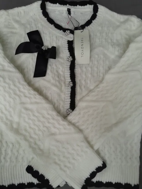 TRENDYOL LONG SLEEVE KNIT BUTTON-UP TOP IN WHITE/BLACK W. JEWEL AND BOW DETAIL SIZE LARGE