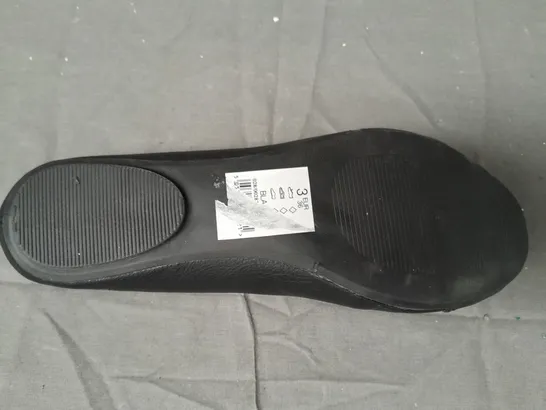 BOX OF APPROXIMATELY 5 PAIRS OF PROFILE SLIP-ON SHOES IN BLACK - VARIOUS SIZES