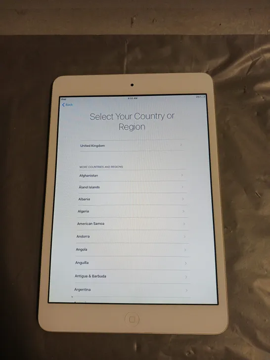 APPLE IPAD MINI 1ST GEN TABLET IN WHITE/SILVER