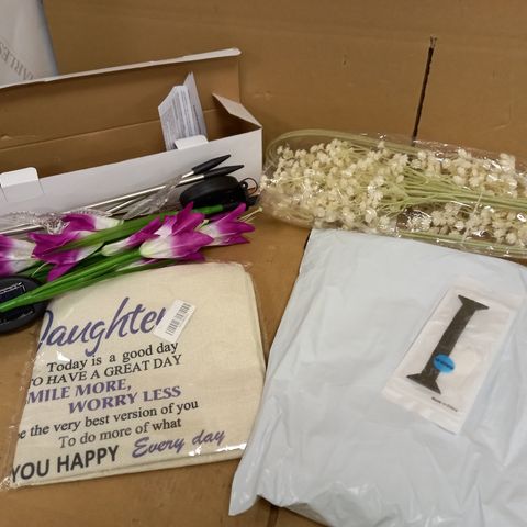 BOX OF ASSORTED ITEMS TO INCLUDE SOLAR LIGHTS, HOT WATER BOTTLE COVER AND PLASTIC FLOWERS