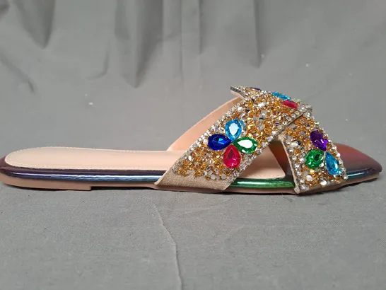 BOXED PAIR OF DESIGNER OPEN TOE FLAT SANDALS IN METALLIC MULTICOLOUR W. JEWEL EFFECT EU SIZE 40