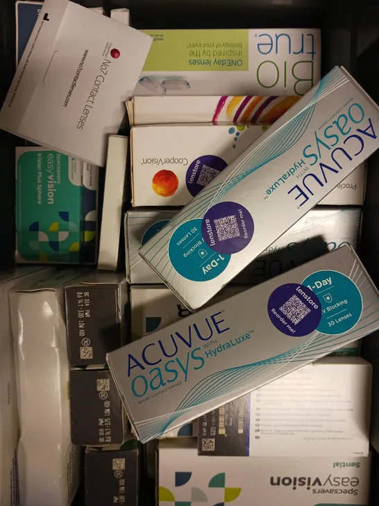 APPROXIMATELY 30 ASSORTED CONTACT LENS PRODUCTS & ACCESSORIES TO INCLUDE SOLUTION, CONTAINERS, LENSES ETC 