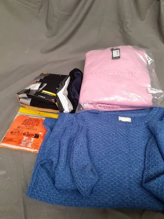 BOX OF APPROXIMATELY 25 ASSORTED CLOTHING ITEMS TO INCLUDE - SOCKS, UNDERPANTS , JUMPER ETC