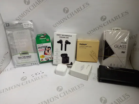 LOT OF APPROXIMATELY 20 ASSORTED PHONE ACCESSORIES AND OTHER ELECTRICALS TO INCLUDE LIBERTY TWS EARBUDS, GLASS SCREEN PROTECTORS, USB-C 20W POWER ADAPTERS, ETC