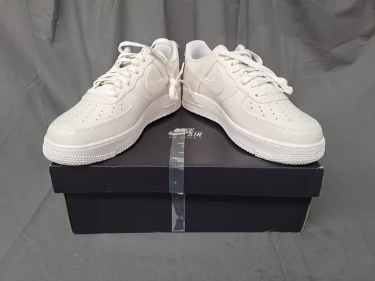 BOXED PAIR OF NIKE AIR FORCE 1 '07 SHOES IN SAIL UK SIZE 9