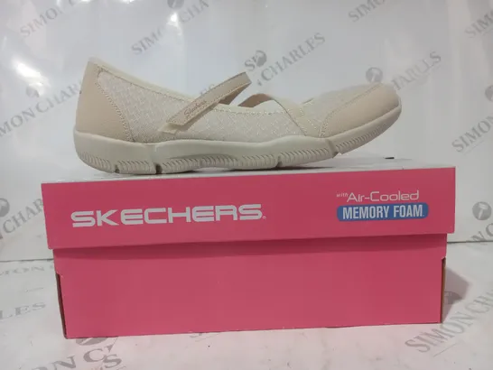 BOXED PAIR OF SKECHERS WOMEN'S SHOES IN BEIGE SIZE 7