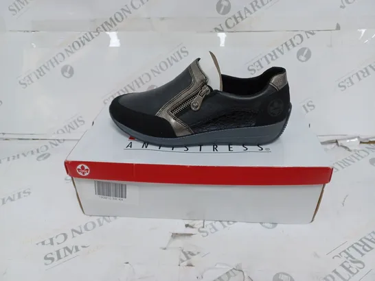 BOXED RIEKER BLACK WIDEZIP TRAINERS- SIZE 4 