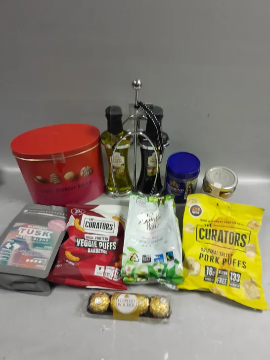 APPROXIMATELY 15 ASSORTED FOOD & DRINK PRODUCTS TO INCLUDE THE CURATORS SNACKS, TAMARIND PASTE, FERRERO ROCHER ETC 