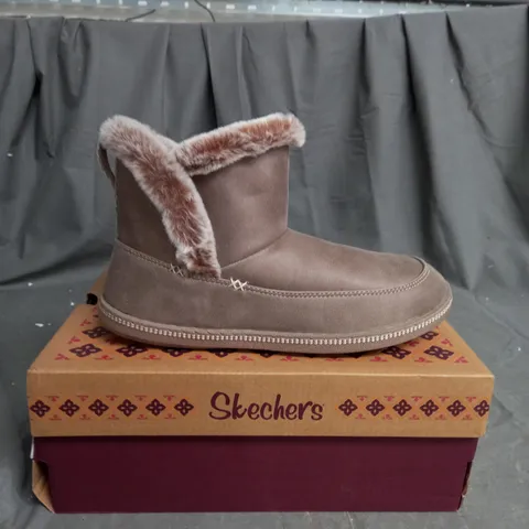 BOXED PAIR OF SKECHERS COZY SLIPPER BOOTS IN TAUPE SIZE 5.5