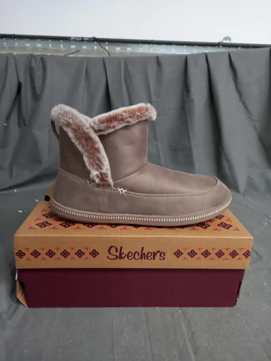 BOXED PAIR OF SKECHERS COZY SLIPPER BOOTS IN TAUPE SIZE 5.5