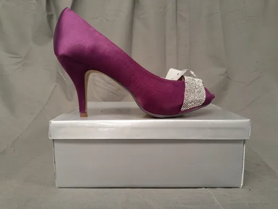 BOX OF APPROXIMATELY 10 PAIRS OF OCCASIONS BY CASANDRA PEEP TOE HIGH HEEL SHOES IN PURPLE W. JEWEL EFFECT - VARIOUS SIZES