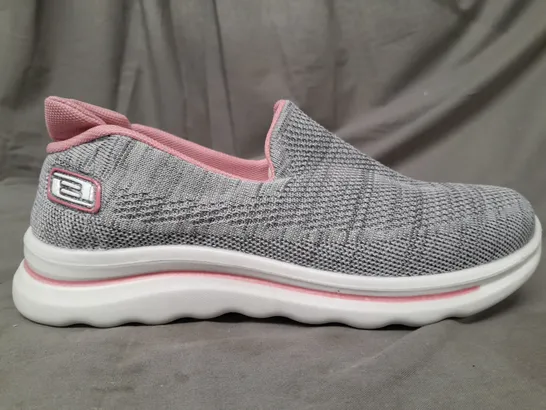 BOXED PAIR OF DESIGNER SLIP-ON SHOE SIN GREY/PINK EU SIZE 41