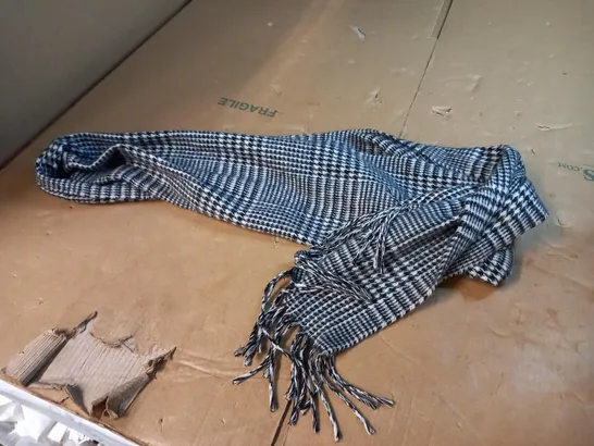 GREY CHEQUARED SCARF