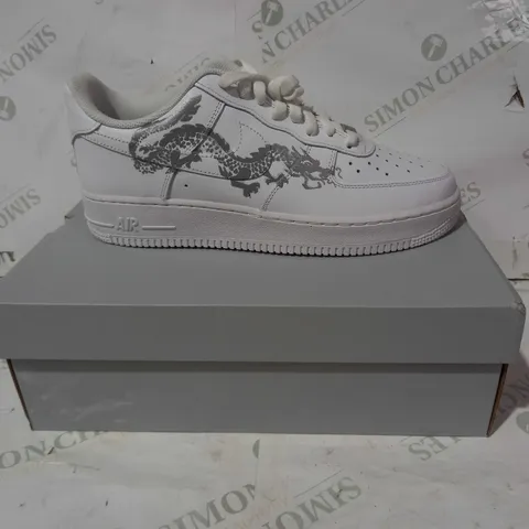 BOXED PAIR OF NIKE AIR FORCE 1 SHOES IN WHITE W. DRAGON DESIGN UK SIZE 9.5