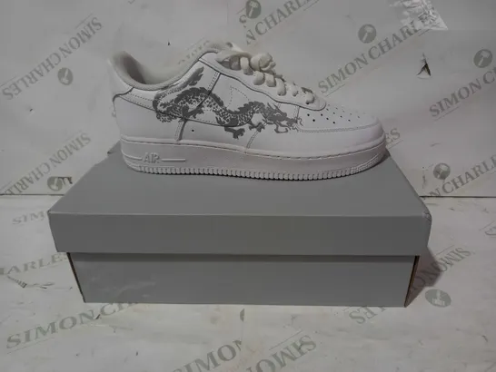 BOXED PAIR OF NIKE AIR FORCE 1 SHOES IN WHITE W. DRAGON DESIGN UK SIZE 9.5