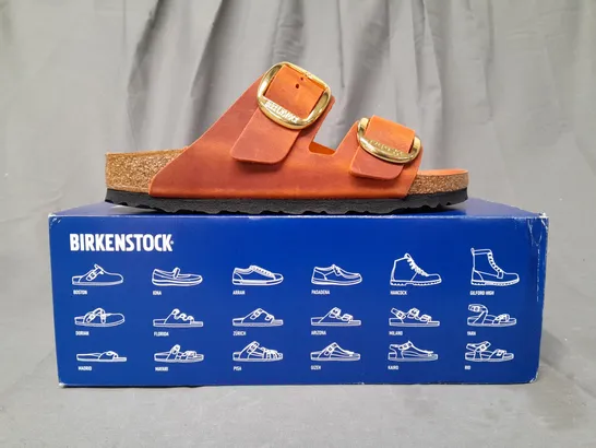 BOXED PAIR OF BIRKENSTOCK ARIZONA BIG BUCKLE OPEN TOE SANDALS IN BURNT SIENNA UK SIZE 5.5