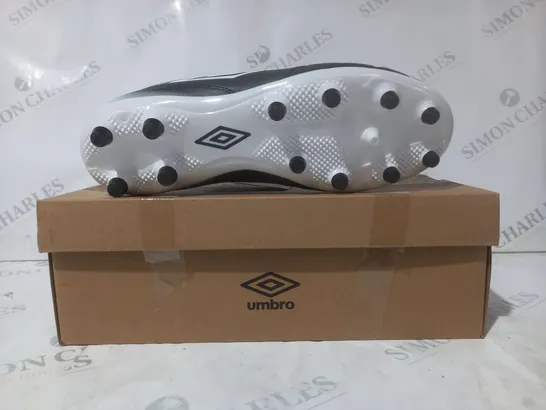 BOXED PAIR OF UMBRO CALCIO FOOTBALL BOOT SIN BLACK/WHITE UK SIZE 7