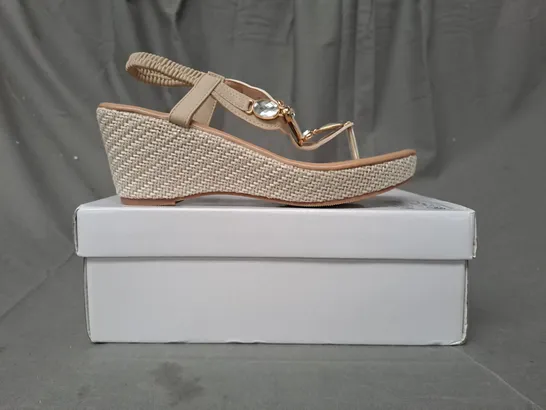 BOXED PAIR OF DESIGNER WEDGE TOE-POST SANDALS IN BEIGE W. JEWEL EFFECT EU SIZE 39