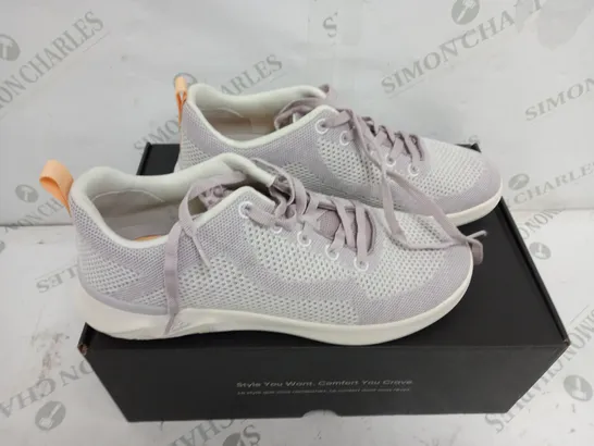 BOXED VIONIC VIOLET TRAINER'S SIZE 7