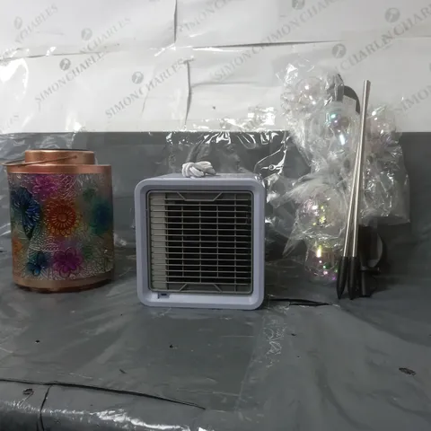 CAGE OF 10 ASSORTED HOMEWARE ITEMS TO INCLUDE SOLAR POWERED LIGHTS, COULOURFUL SOLAR POWERED LAMP, AND PORTABLE FAN ETC. 