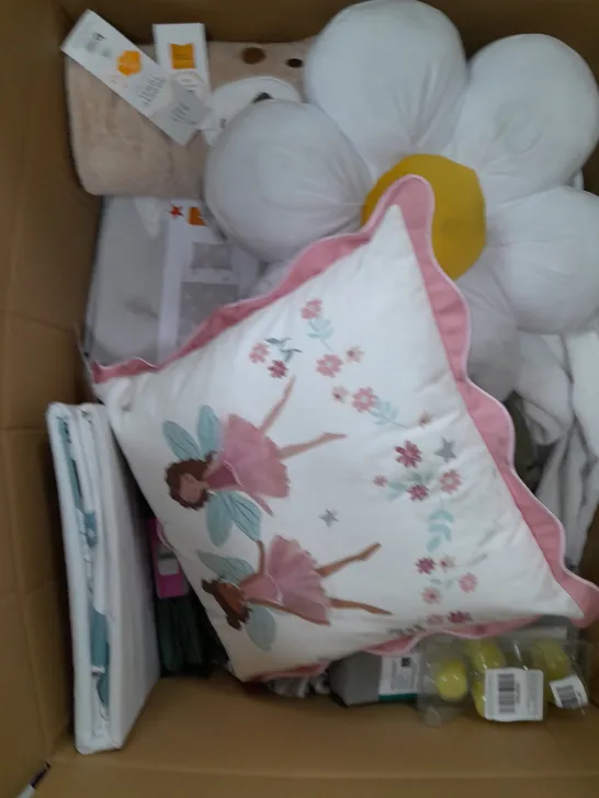 BOX OF APPROX 15 ASSORTED ITEMS TO INCLUDE - FLOWER CUSHION, DUVET SET, FITTED SHEET ETC