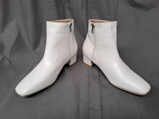 BOXED PAIR OF DESIGNER BLOCK HEEL ANKLE BOOTS IN WHITE EU SIZE 41