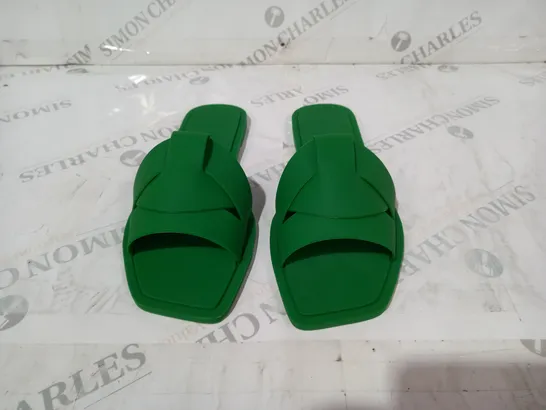 ZARA GREEN SLIDERS SIZE 39