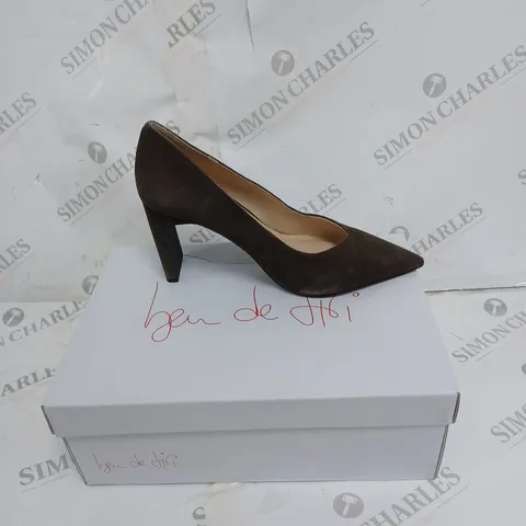 BOXED PAIR OF BDL BROWN STICK HEELS SIZE 7
