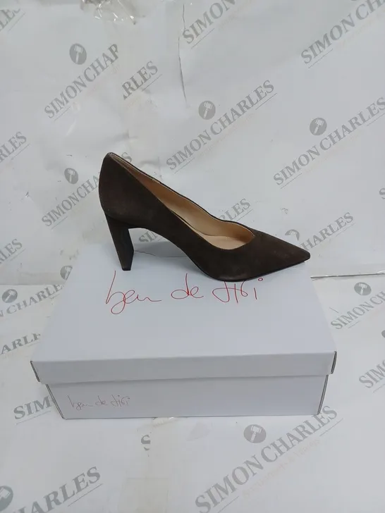 BOXED PAIR OF BDL BROWN STICK HEELS SIZE 7