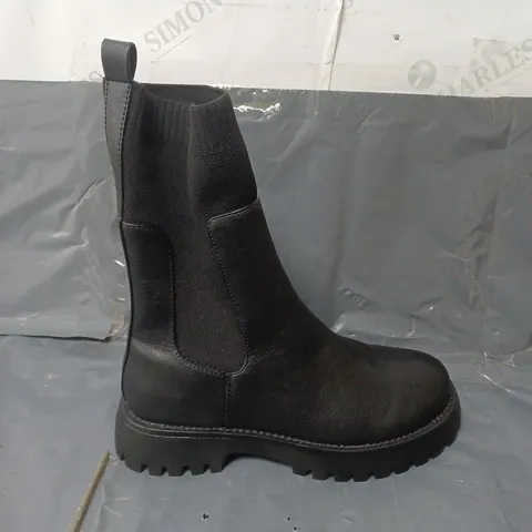 PAIR OF KELSEY BLACK SYNTHETIC HIGH LEG BOOTS SOZE 6