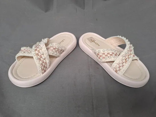 BOXED PAIR OF LEMON OPEN TOE KIDS SANDALS IN PALE PINK EU SIZE 31