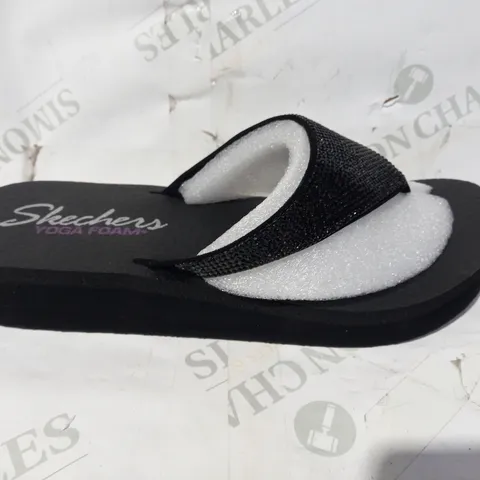 BOXED PAIR OF OUTLET SKECHERS VINYASA NAM ON RHINESTONE FLIP FLOPS WITH YOGA FOAM UK SIZE 8