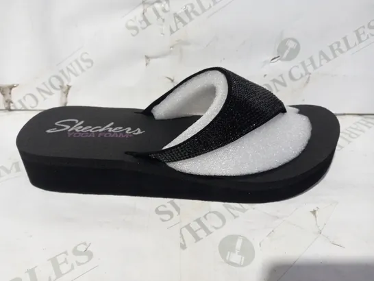 BOXED PAIR OF OUTLET SKECHERS VINYASA NAM ON RHINESTONE FLIP FLOPS WITH YOGA FOAM UK SIZE 8